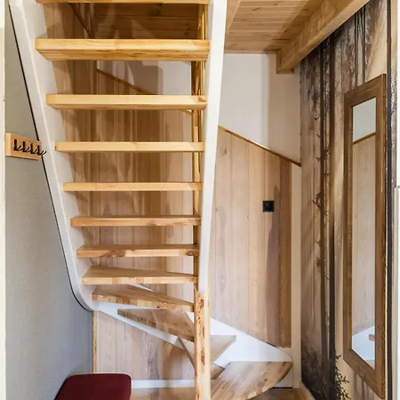 Station touristique Riw Male Swory - Plywajacy Houseboat I Drewniane