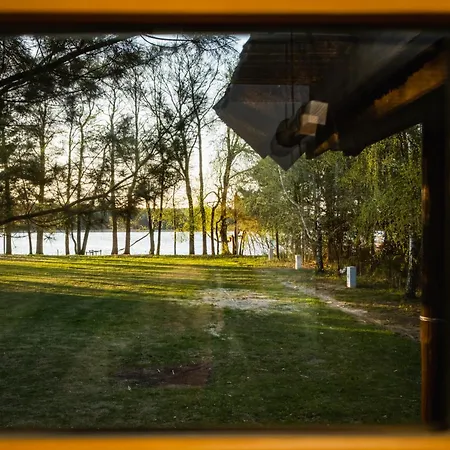 Station touristique Riw Male Swory - Plywajacy Houseboat I Drewniane