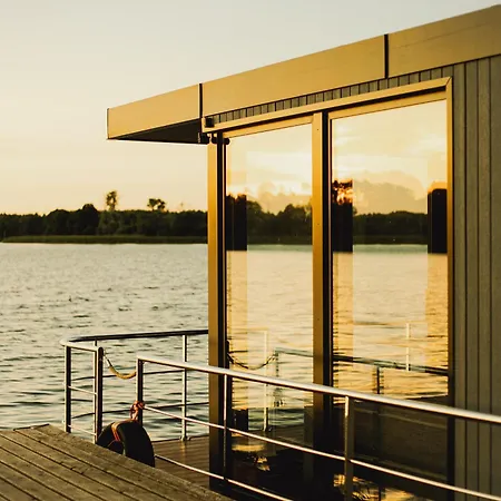 Station touristique Riw Male Swory - Plywajacy Houseboat I Drewniane