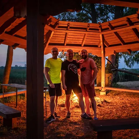 Station touristique Riw Male Swory - Plywajacy Houseboat I Drewniane *