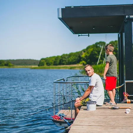 Station touristique Riw Male Swory - Plywajacy Houseboat I Drewniane