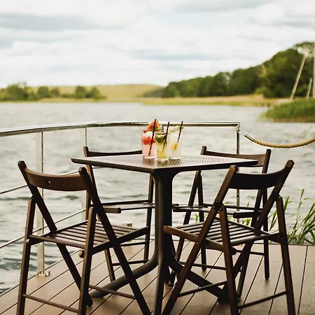 Station touristique Riw Male Swory - Plywajacy Houseboat I Drewniane