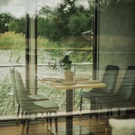 Riw Male Swory - Plywajacy Houseboat I Drewniane * Male Swornegacie