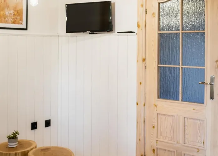 Riw Male Swory - Plywajacy Houseboat I Drewniane 度假村 *