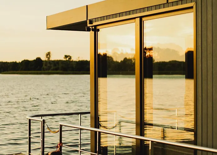 度假村 Riw Male Swory - Plywajacy Houseboat I Drewniane