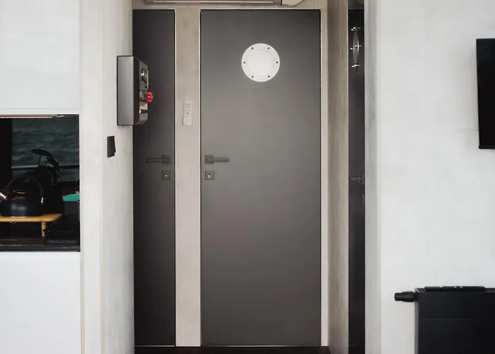 Riw Male Swory - Plywajacy Houseboat I Drewniane 度假村