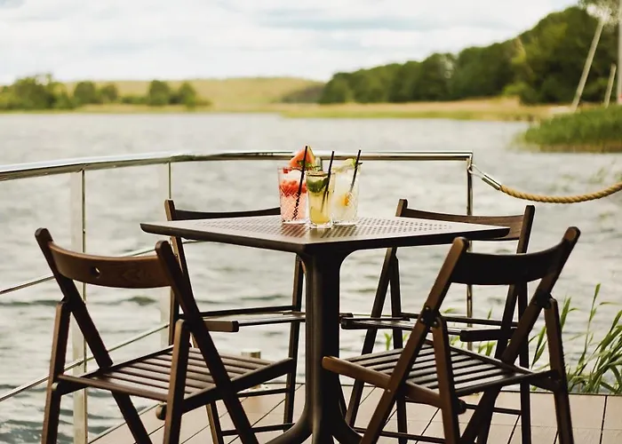 度假村 Riw Male Swory - Plywajacy Houseboat I Drewniane